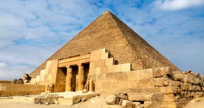 استكشف تاريخ واسرار بناء هرم خوفو: رحلة مثيرة داخل واحدة من عجائب الدنيا السبع في مصر