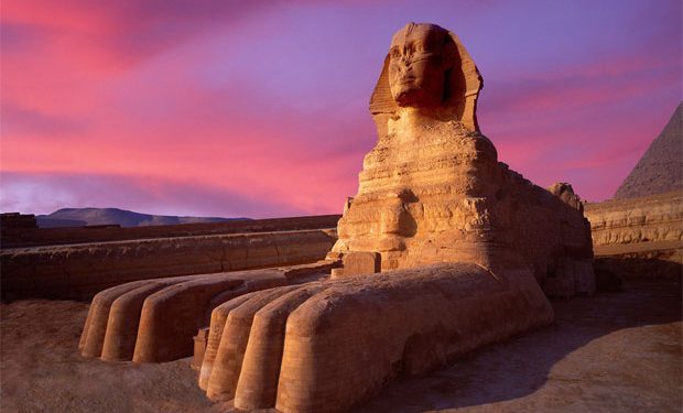 استكشف تاريخ مصر القديم مع تمثال الأهرام الكبير