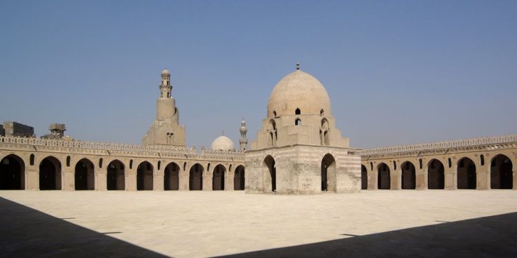 استكشف تاريخ وأهمية مسجد ابن طولون في القاهرة