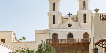 أين توجد الكنيسة المعلقة