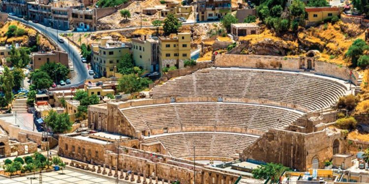 المدرج-الروماني-ليلا.